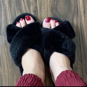 😍New fluffy cross band black House slippers sizes S & M
